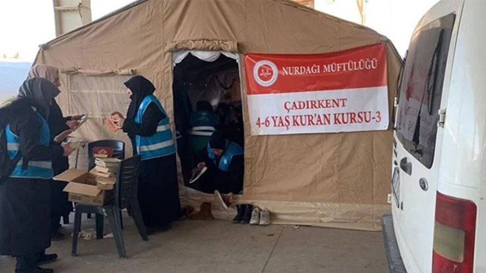 Oya Ersoy: İktidarın ilk aklına gelen depremzede &ccedil;ocuklara &ccedil;adırda kuran kursu a&ccedil;mak oldu!