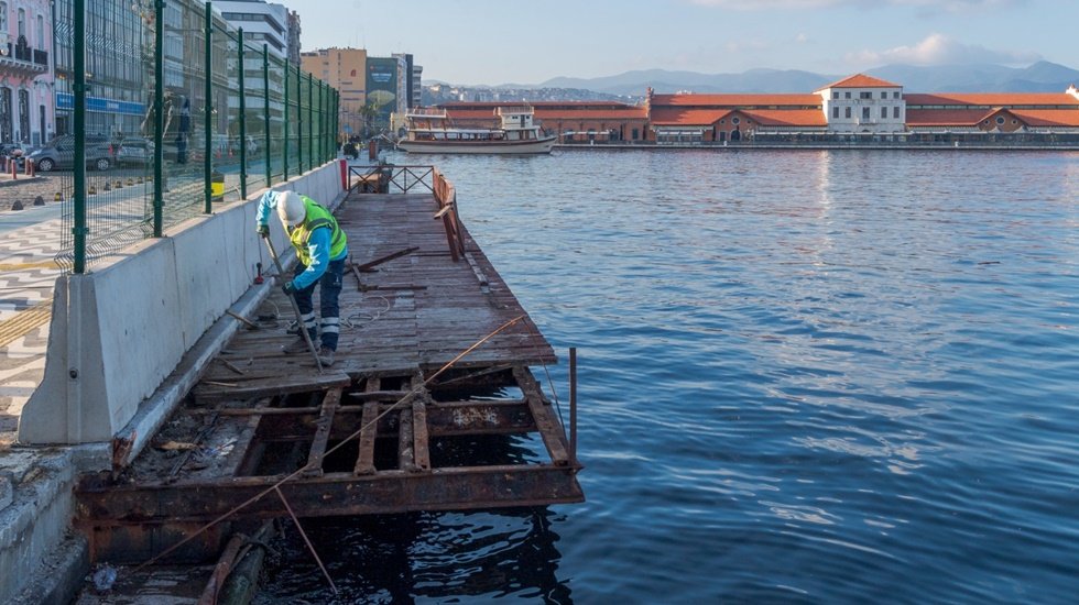 Sahilde &ccedil;&uuml;r&uuml;yen seyir terasları s&ouml;k&uuml;l&uuml;yor