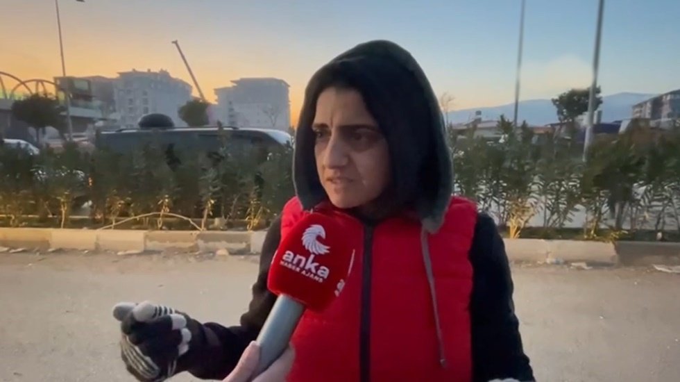 'Siyaset yapıyorsunuz' diyenlere depremzedelerden tepki: "Neyin siyasetini yapacak, adamın &ccedil;ocuğu orada, &ccedil;ocuğu!"