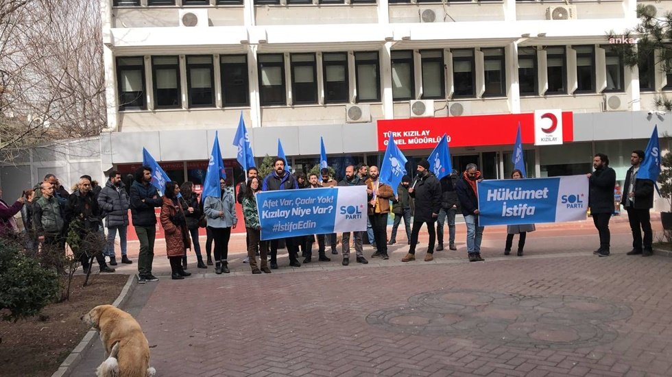 Sol Parti&rsquo;den Kızılay &ouml;n&uuml;nde protesto: "Afet var, &ccedil;adır yok! Kızılay niye var istifa edin"