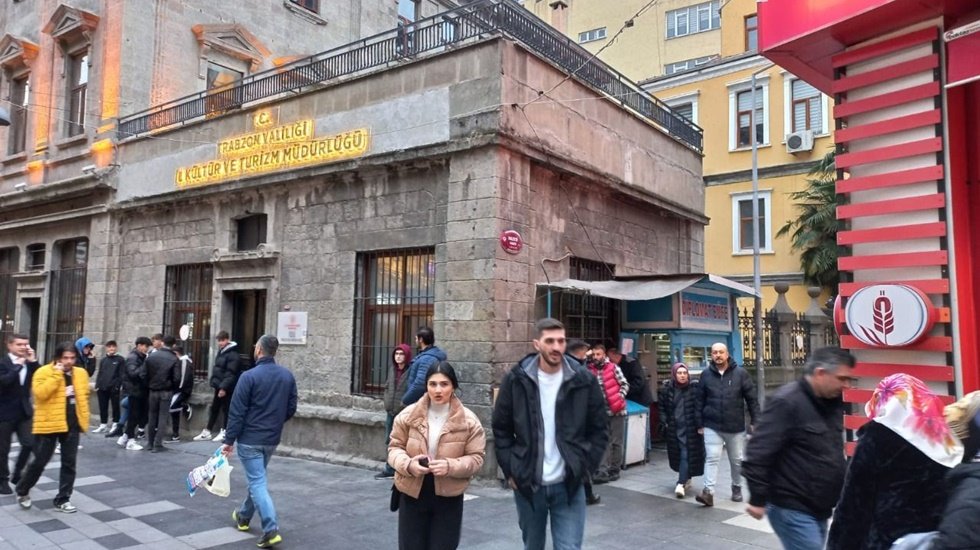 Tarihi binaya yapılan sıva ve tabela meclise taşındı...