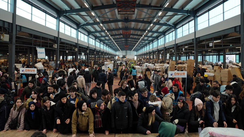 Yurttaşlar yardım kampanyasının başlamasıyla toplanma merkezlerine akın etti&hellip;