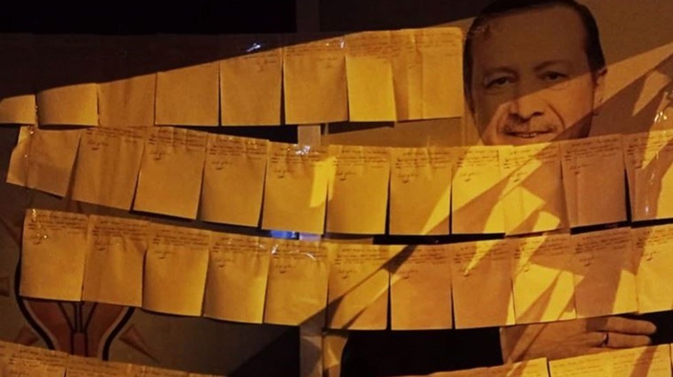 AKP'den İstifa eden &uuml;yeler dilek&ccedil;elerini İl&ccedil;e Başkanlığı binasına astılar