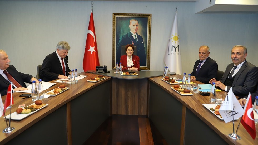 Akşener, İYİ Partili Belediye Başkanlarıyla bir araya geldi.