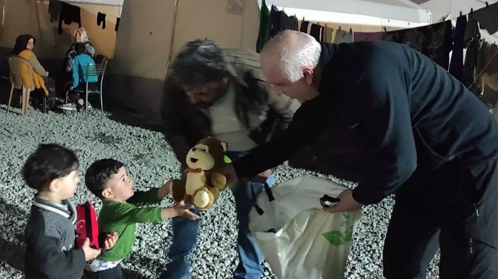 Ayvalıklıların g&ouml;nderdiği yardımlar &ccedil;ocuklara ulaştı