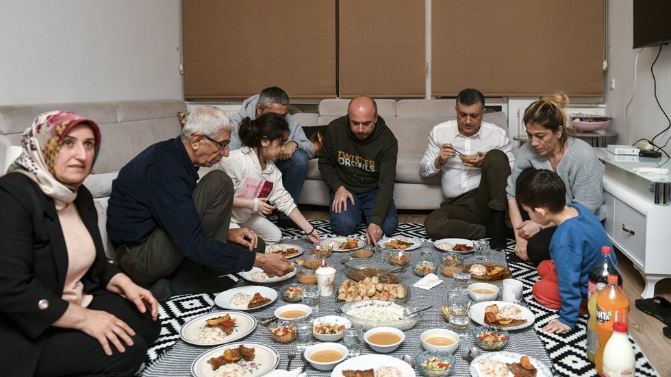 Başkan Bozkurt, ilk iftarını depremzede aile ile yaptı