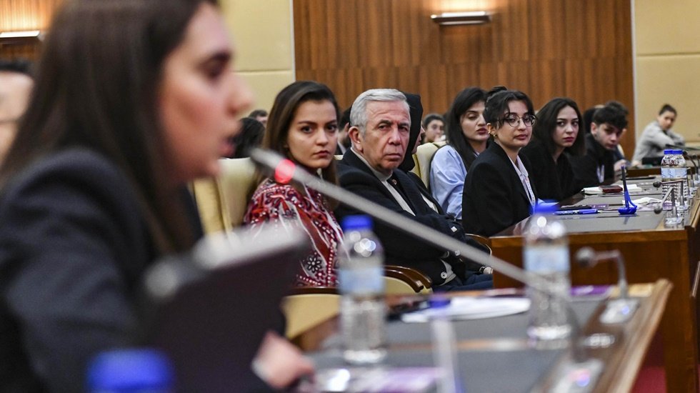 Başkent Gen&ccedil;lik Meclisi &Uuml;yeleriyle Buluşan Mansur Yavaş: "Bir araya gelmeniz &ccedil;ok &ouml;nemli"