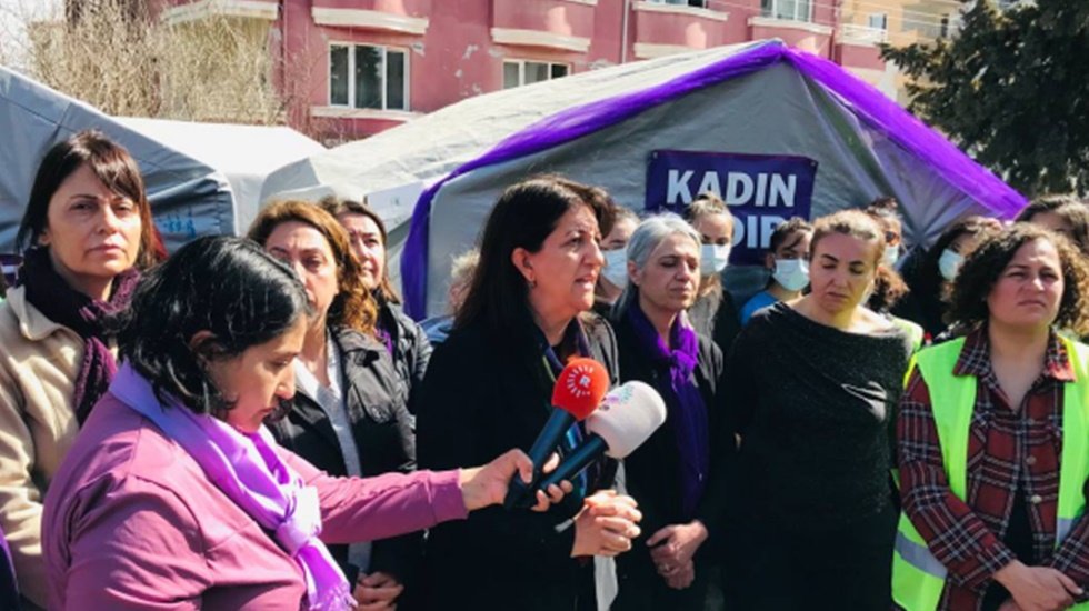 Buldan Hatay&rsquo;daki kadın &ccedil;adırında konuştu: 8 Mart&rsquo;ta &ouml;n planda olan yasımız ve &ouml;fkemizdir