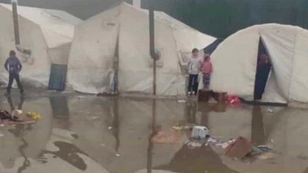 Deprem b&ouml;lgesinde felaket &uuml;st&uuml;ne felaket: Bu kez de sel vurdu!