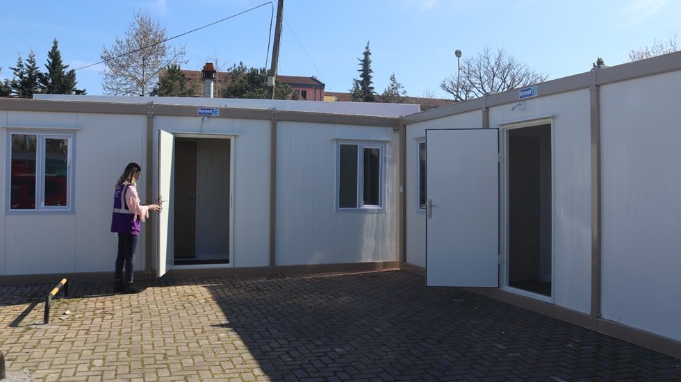 Deprem b&ouml;lgesinden İzmit&rsquo;e gelen yurttaşlar i&ccedil;in 'Mor Yerleşke Konteynerleri...'