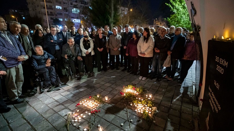 Depremde yitirilenler i&ccedil;in İzmir&rsquo;den &lsquo;sessiz &ccedil;ığlık&rsquo;