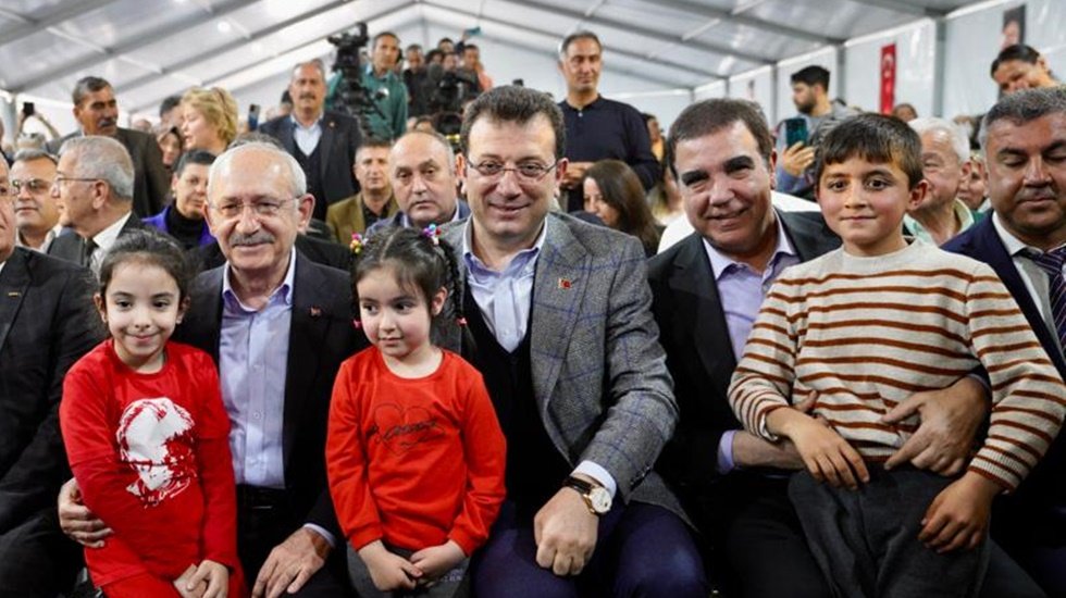 Depremzede &ccedil;ocuktan Kılı&ccedil;daroğlu&rsquo;na: Cumhurbaşkanım, ders &ccedil;alışmamız i&ccedil;in bir şeyler getirebilecek misiniz?