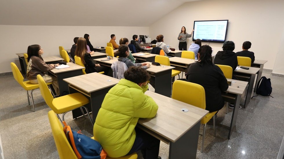 Depremzede gençlere eğitim desteği