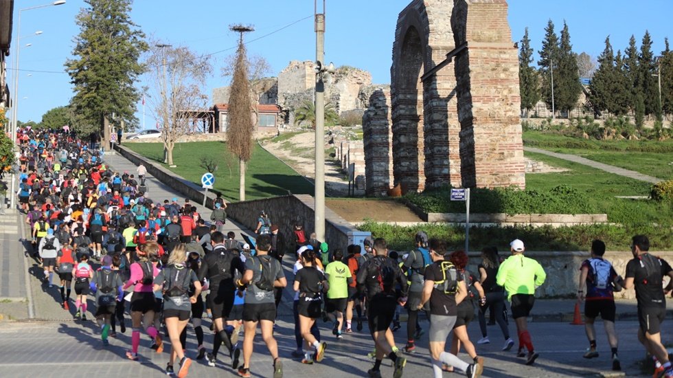 Dünya Mirasını koşarak keşfeden sporculardan deprem bölgesine anlamlı bağış