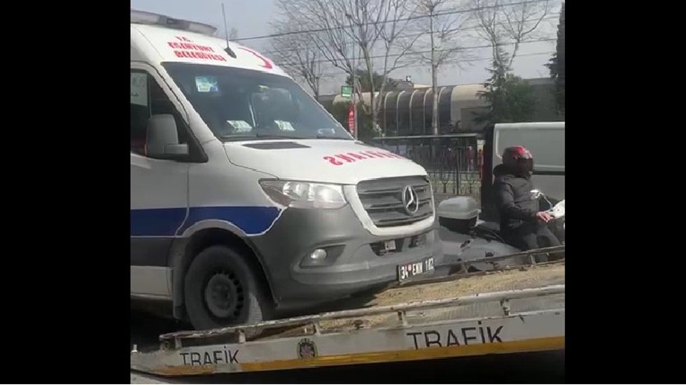 Esenyurt Belediyesi’nin hasta taşıyan ambulansını haczettiler