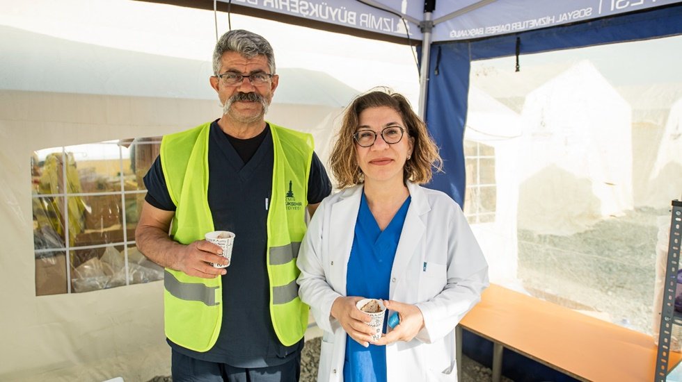 G&ouml;n&uuml;ll&uuml; hekimlerden Başkan Soyer'e teşekk&uuml;r: &ldquo;Sağlık Bakanlığı&rsquo;nın yapamadığını yapmak&rdquo;