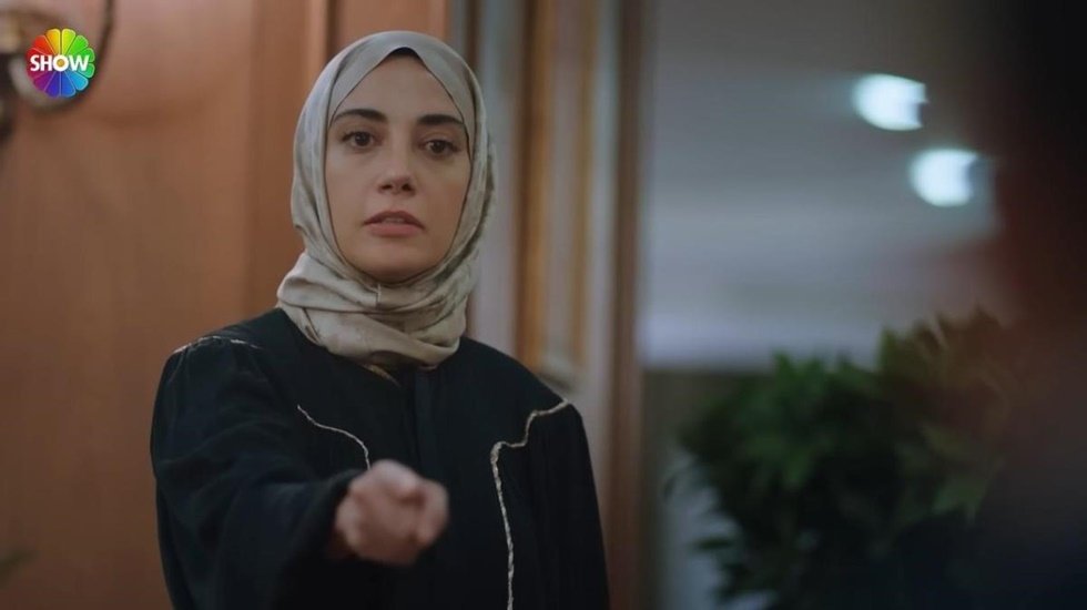 Kızılcık Şerbeti oyuncularından RT&Uuml;K'e sert tepki: &ldquo;Kan kusup kızılcık şerbeti i&ccedil;mek&rdquo;