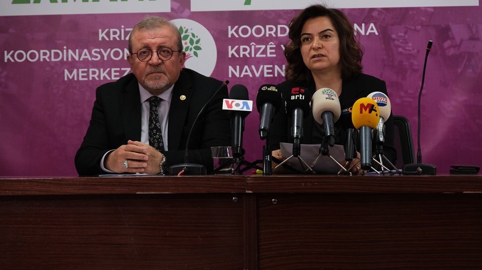 HDP'li Ko&ccedil;yiğit: Yurtlarındaki &ouml;ğrencilerin eşyaları hızlıca &ccedil;&ouml;p poşetlerine konularak kapı &ouml;n&uuml;ne konuldu...