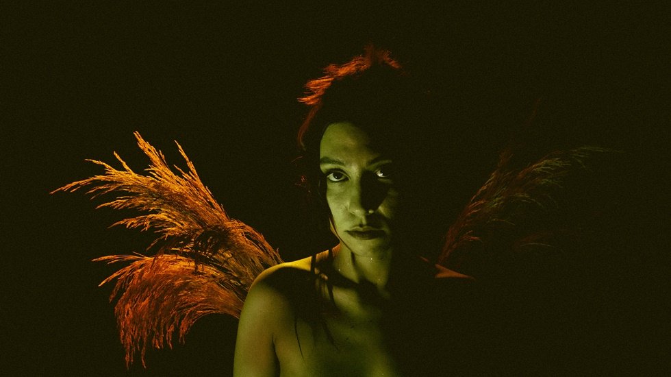 &ldquo;Karanlıkta Kadınlar Sarı G&ouml;r&uuml;n&uuml;r&rdquo;