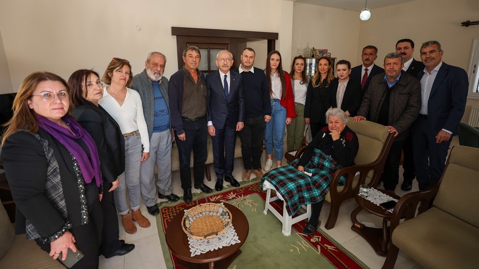 Kılı&ccedil;daroğlu, Adıyaman İsias Hotel&rsquo;de hayatını kaybeden kız ve erkek voleybolcuların ailelerini ziyaret etti...