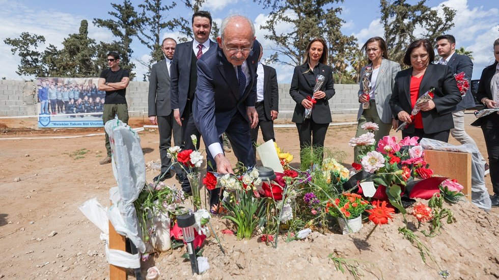 Kılı&ccedil;daroğlu, depremde yaşamını yitiren Kıbrıslı &ccedil;ocuklar i&ccedil;in KKTC'ye gitti.