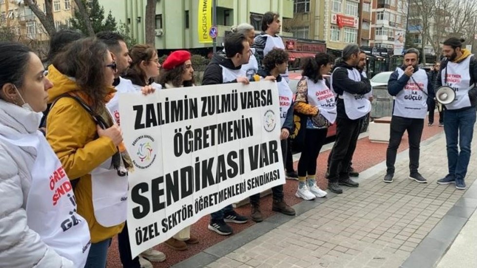 &Ouml;zel okulda &ccedil;alışan bir &ouml;ğretmen sendikaya &uuml;ye olduğu gerek&ccedil;esiyle işten &ccedil;ıkarıldı
