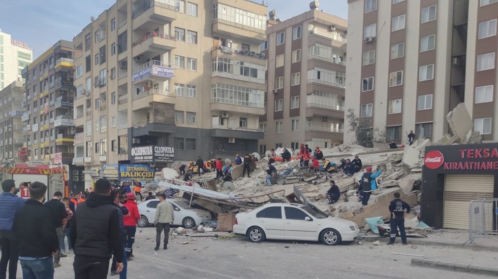 Şanlıurfa&rsquo;nın Haliliye il&ccedil;esine ağır hasarlı bina &ccedil;&ouml;kt&uuml;...