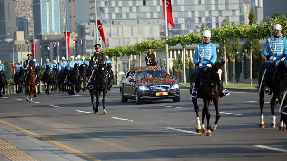 Saraya 70 bin avrodan atlar alıp, depremzedelere peynir, zeytin, &ccedil;ay, terlik istiyorlar....