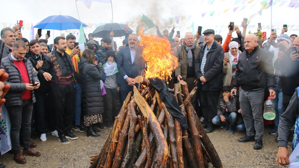 Sivil toplum ve demokratik kitle &ouml;rg&uuml;t&uuml; temsilcilerinin Nevroz konuşması...