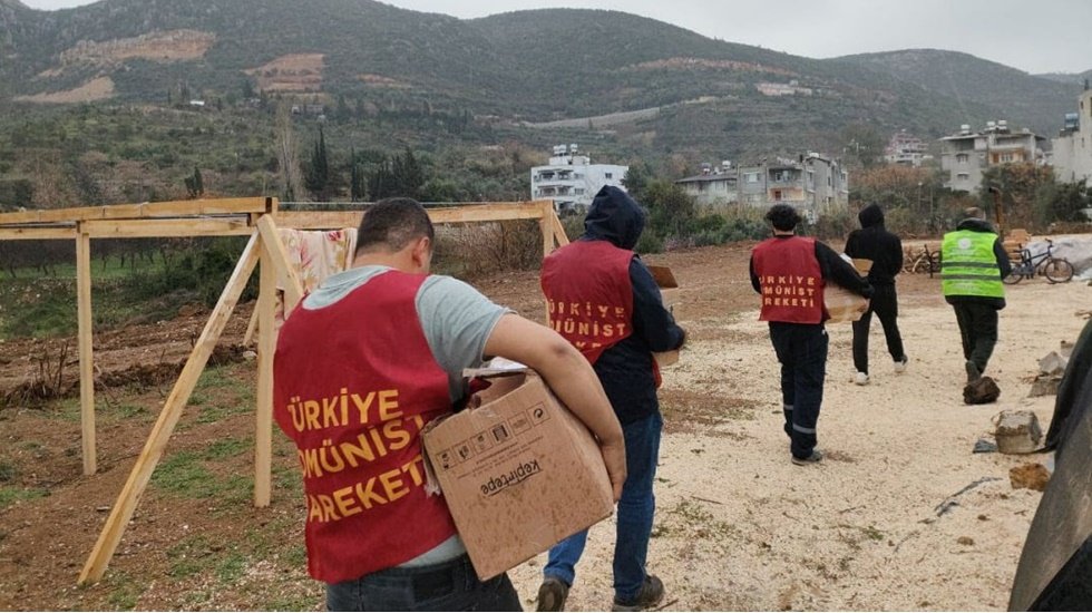 Deprem, dayanışma ve kom&uuml;n imk&acirc;nı