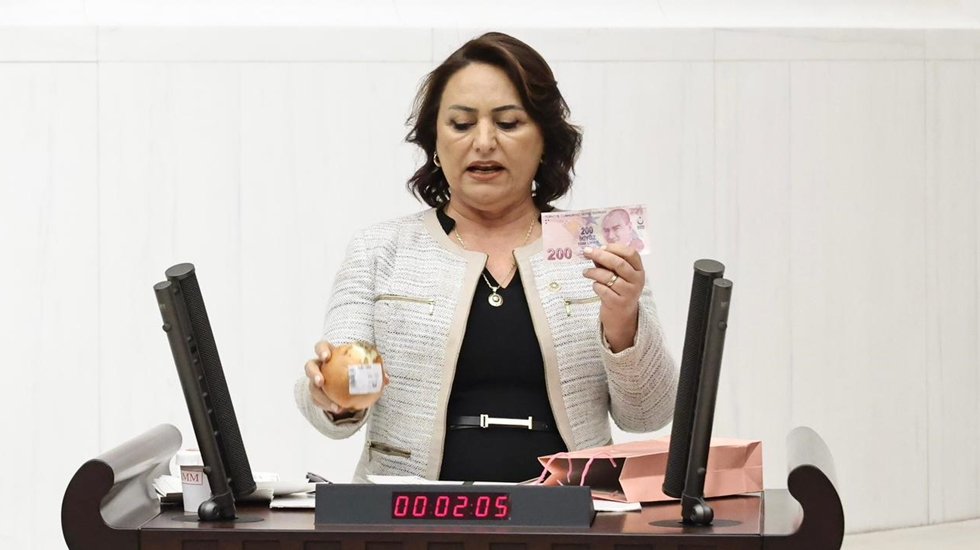 200 lira, soğan ve d&ouml;viz eşliğinde iktidara enflasyon tepkisi
