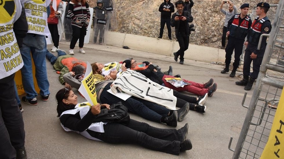 Akkuyu protestosu: &ldquo;Bu &ouml;l&uuml;m fermanı. &Uuml;lkemiz n&uuml;kleer &ccedil;&ouml;pl&uuml;k olmayacak&rdquo;