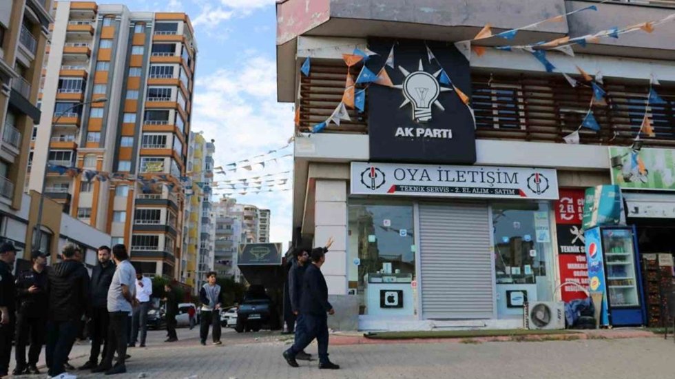 AKP &Ccedil;ukurova İl&ccedil;e Başkanlığı'na y&ouml;nelik saldırıya siyasilerden &ccedil;ok sert tepki geldi&hellip;