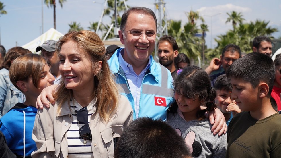 Başkan Çalık, 23 Nisan’ı Deprem bölgesinde geçirdi