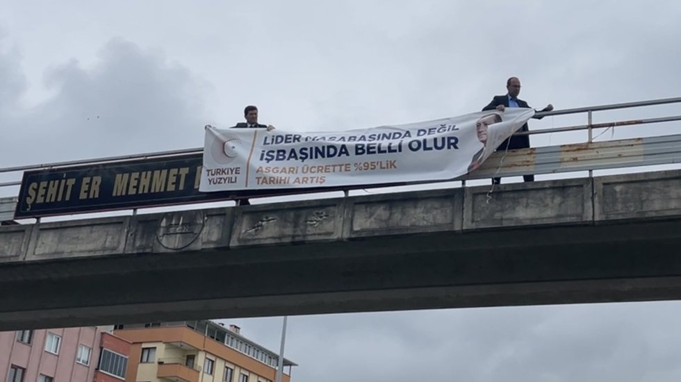 CHP Milletvekili &ldquo;AKP pankartı&rdquo; astı!