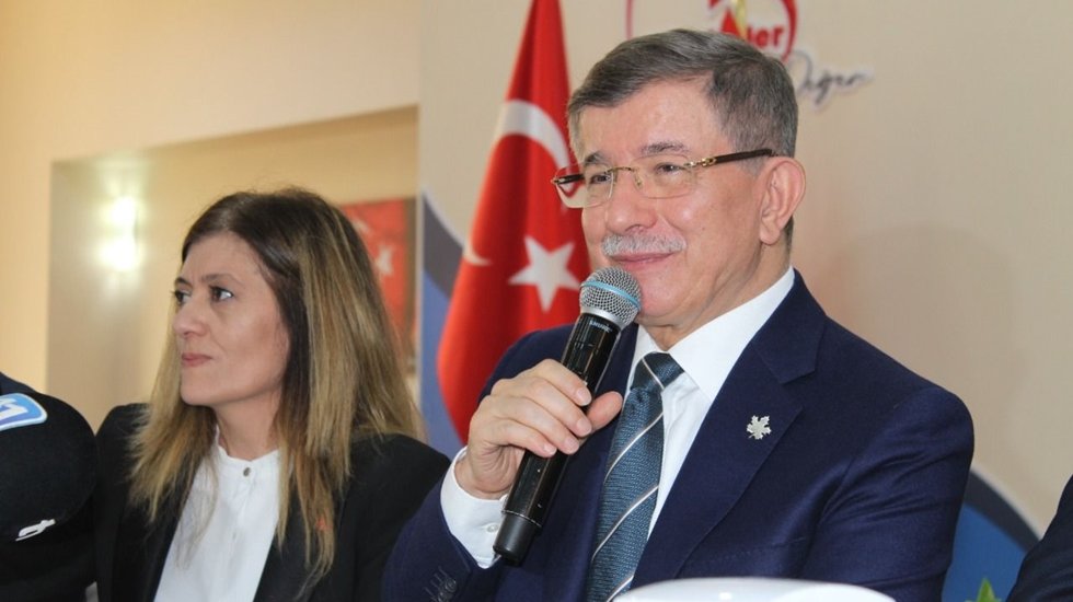 Davutoğlu: "Bu se&ccedil;imin telafisi yok. Başarı sağlayamazsak, otoriter bir yolsuzluk sistemi yerleşecek&rdquo;