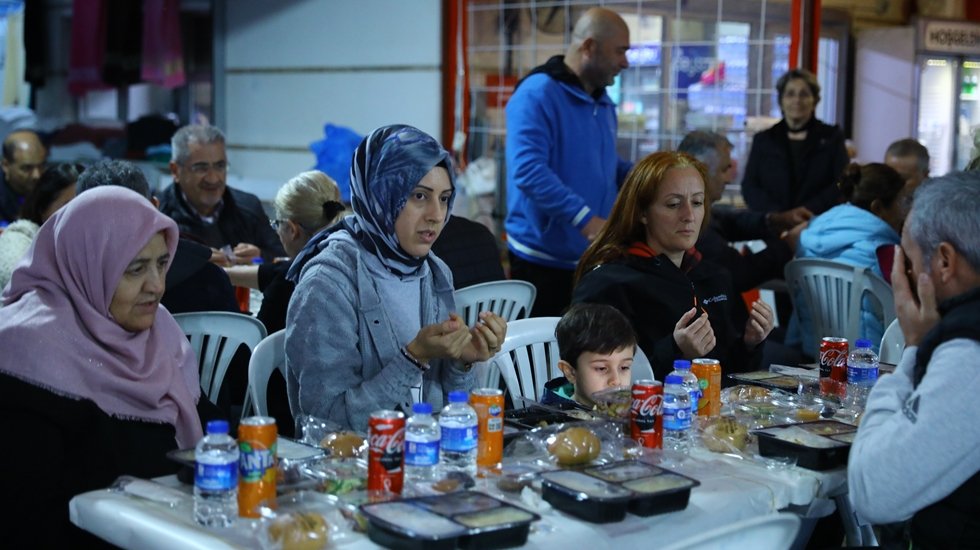 Depremzedeler iftar yemeğinde bir araya geldi