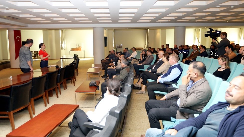 Efes Sel&ccedil;uk Belediyesi memurları s&ouml;zleşme s&uuml;recini 250 TL ikramiye ile tamamlandı!