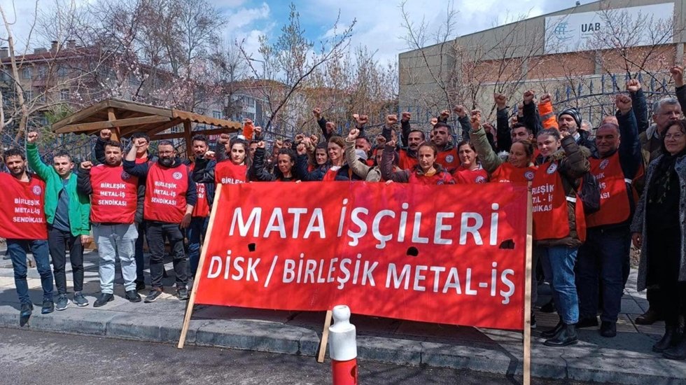 Emek&ccedil;iler bu bayrama da hakları i&ccedil;in direnerek giriyor...
