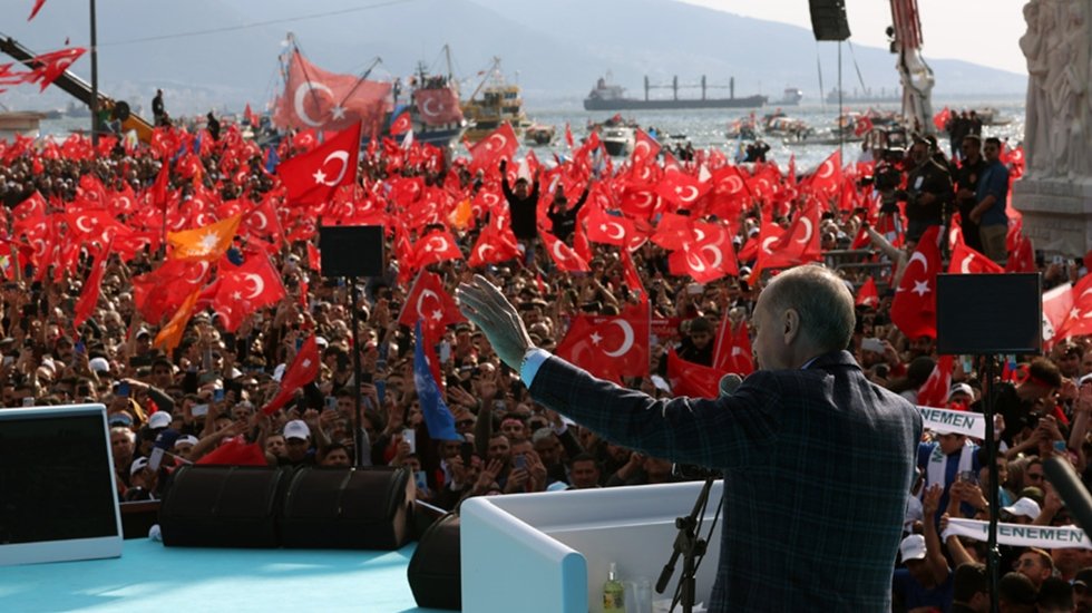 Erdoğan, 1987'de a&ccedil;ılan Adnan Menderes havalimanını yaptığını iddia etti