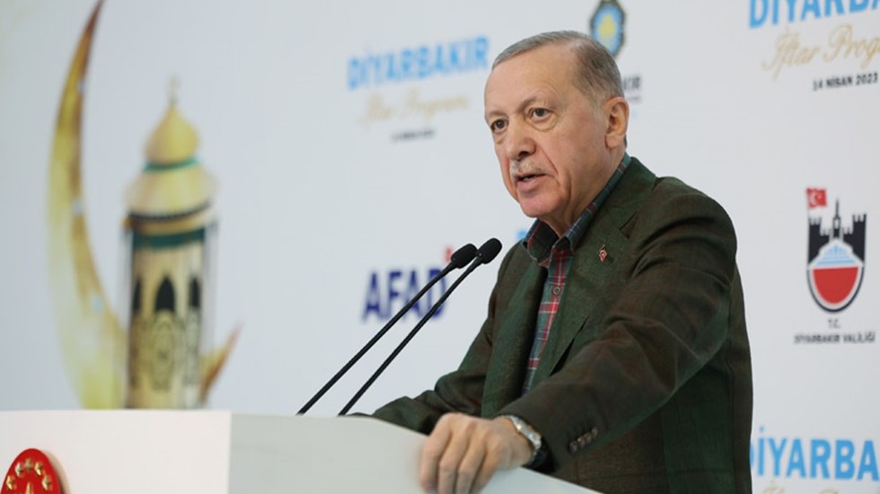 Erdoğan, aynı şiir nedeniyle dava a&ccedil;ıp tazminat kazandığı Ahmet Arif'in şiiriyle muhalefete y&uuml;klendi