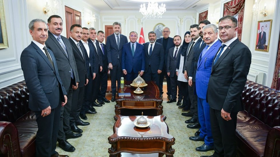 Eskiden adalet bakanı istifa ederdi, şimdi ise adaylar propaganda i&ccedil;in bakanlığa koşuyor!