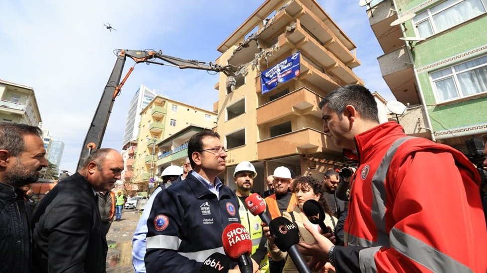 İmamoğlu: “Burada sadece bina yıkmıyoruz. Depreme dirençli olmayan aklı yıkıyoruz"