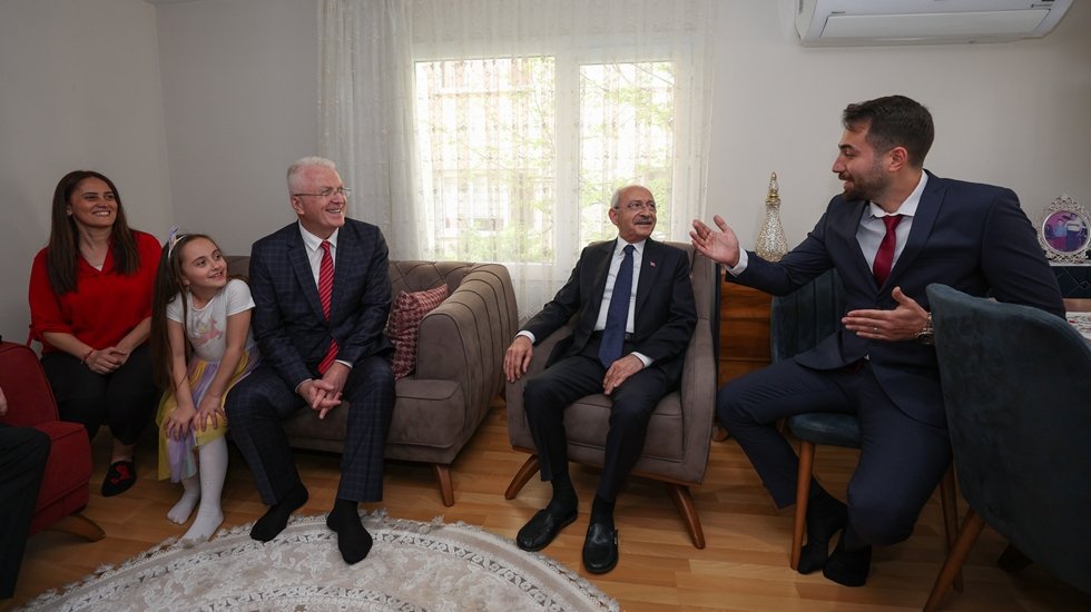 Kemal Kılı&ccedil;daroğlu, Memur Teoman'ı ziyaret etti