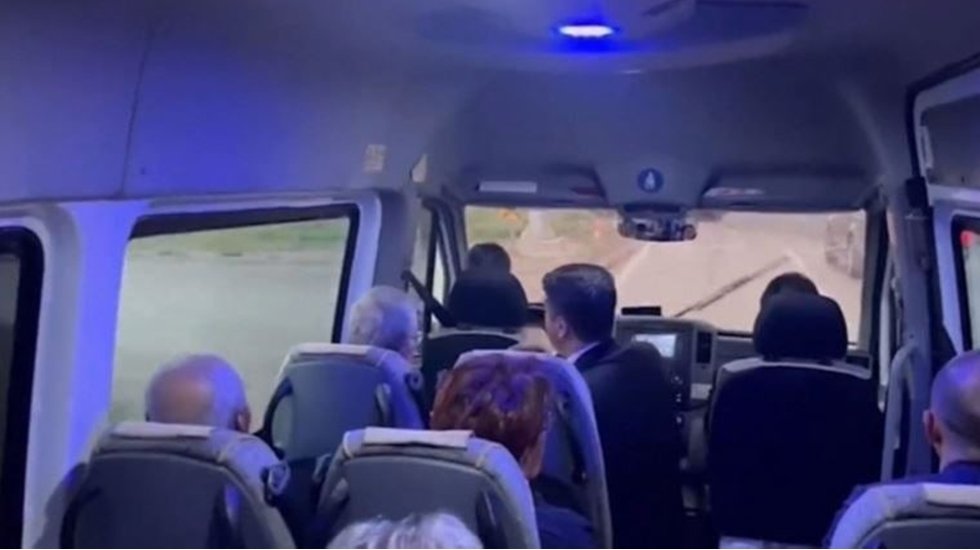 Kılı&ccedil;daroğlu ile Akşener servis minib&uuml;s&uuml; ile iftara gitti