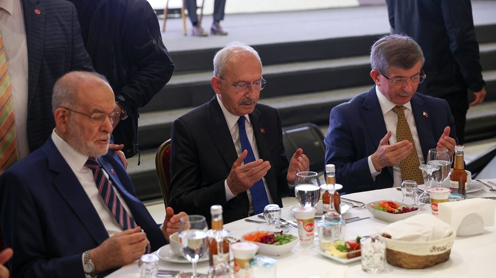 Kılı&ccedil;daroğlu'ndan 'seccade' a&ccedil;ıklaması: "Bu operasyondan siz samimi M&uuml;sl&uuml;manlara sığınıyorum"