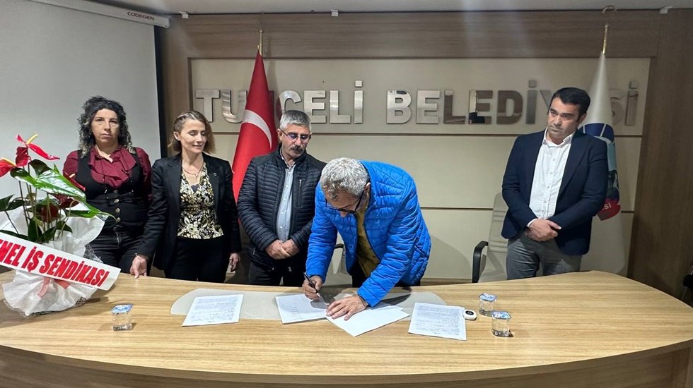 Kom&uuml;nist Başkanın belediyesinde &ccedil;alışma saati 7 saate d&uuml;ş&uuml;r&uuml;l&uuml;rken maaşlar y&uuml;zde 85  arttı...