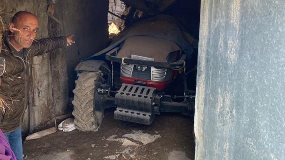 Malatya'da &ccedil;ift&ccedil;ilerin trakt&ouml;rleri, iş makineleri, tonlarca kayısısı hala g&ouml;&ccedil;&uuml;k altında!