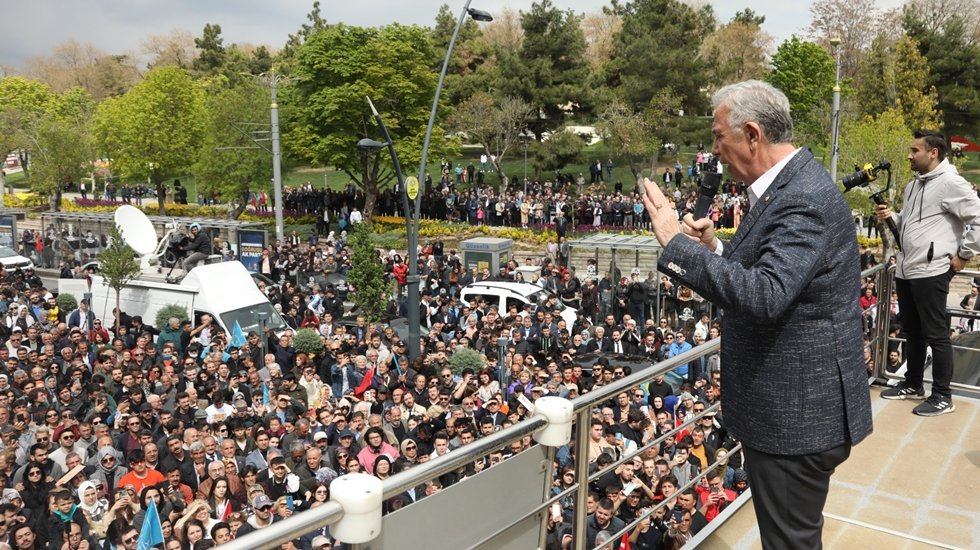 Mansur Yavaş: "Muhafazak&acirc;r insanlara bile '&ccedil;alıyor ama &ccedil;alışıyor' dedirtmeyi başardılar"