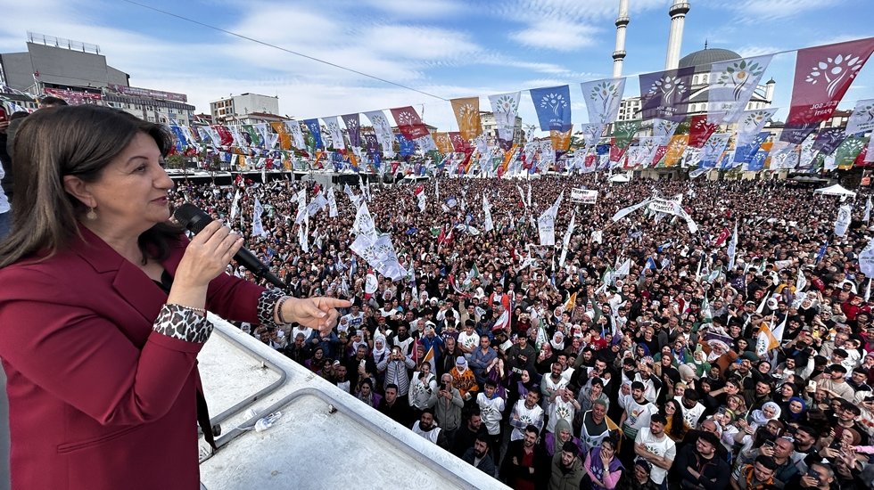 Pervin Buldan: &ldquo;İzmir&rsquo;de Tayyip&rsquo;in yaptığı mitingin 3 katı burada, helal olsun size&rdquo;